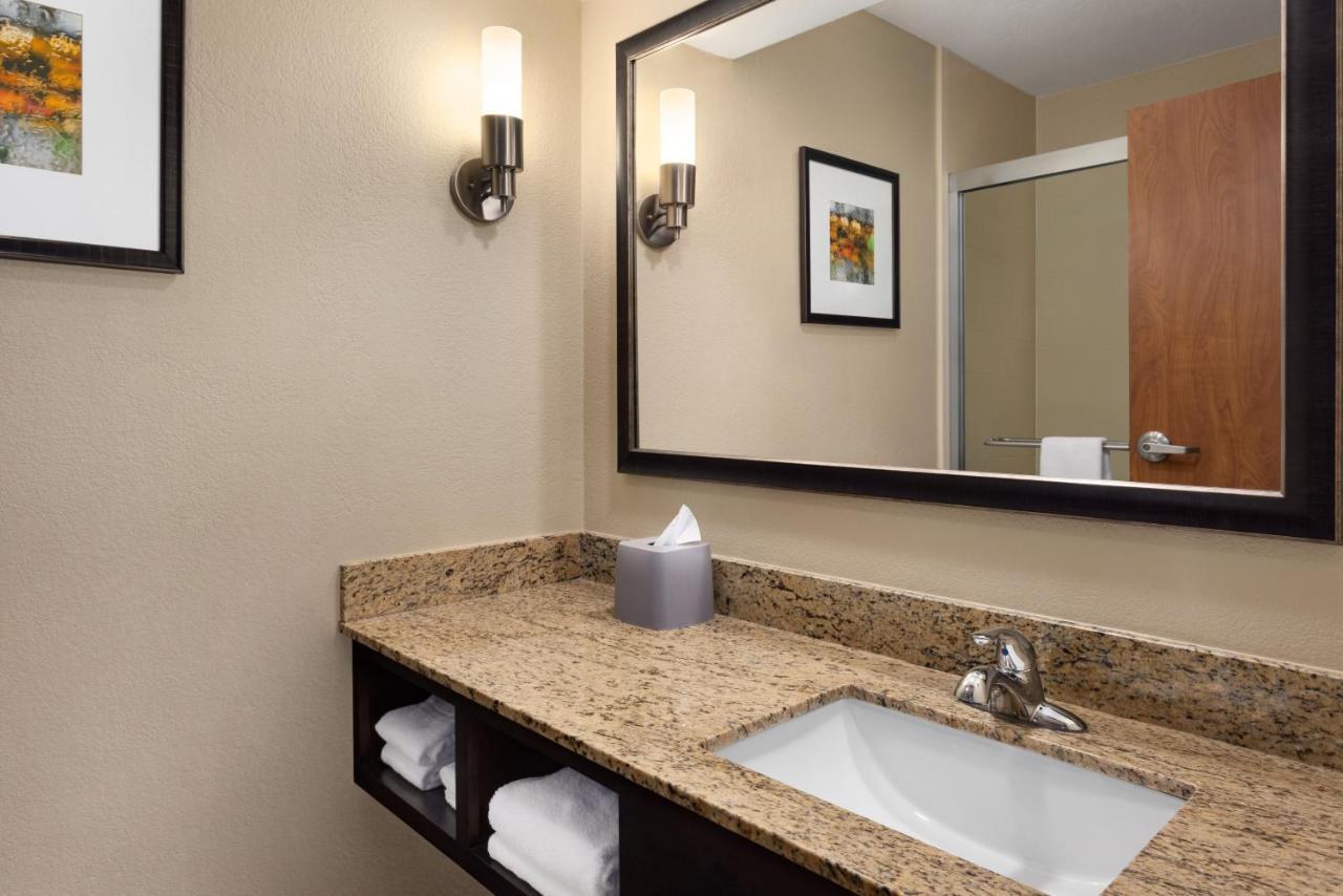 Holiday Inn Express Hotel & Suites Edmond By Ihg Exterior photo